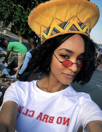 NO BRA CLUB T-SHIRT